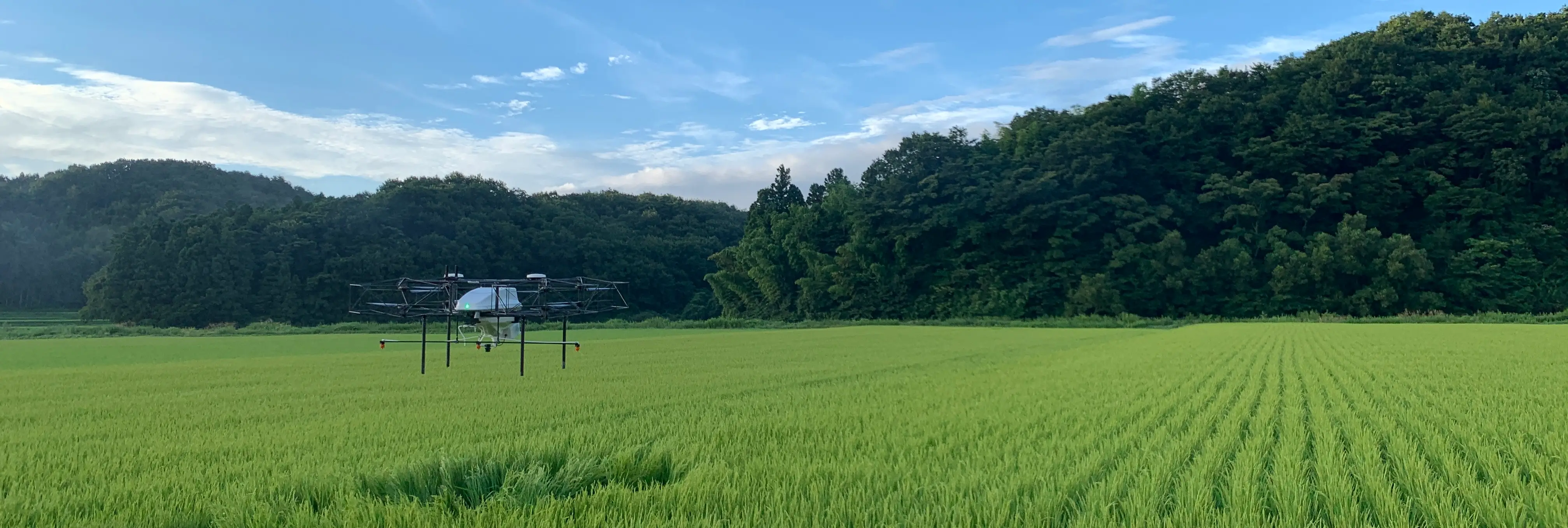 飛行中の農業用ドローン