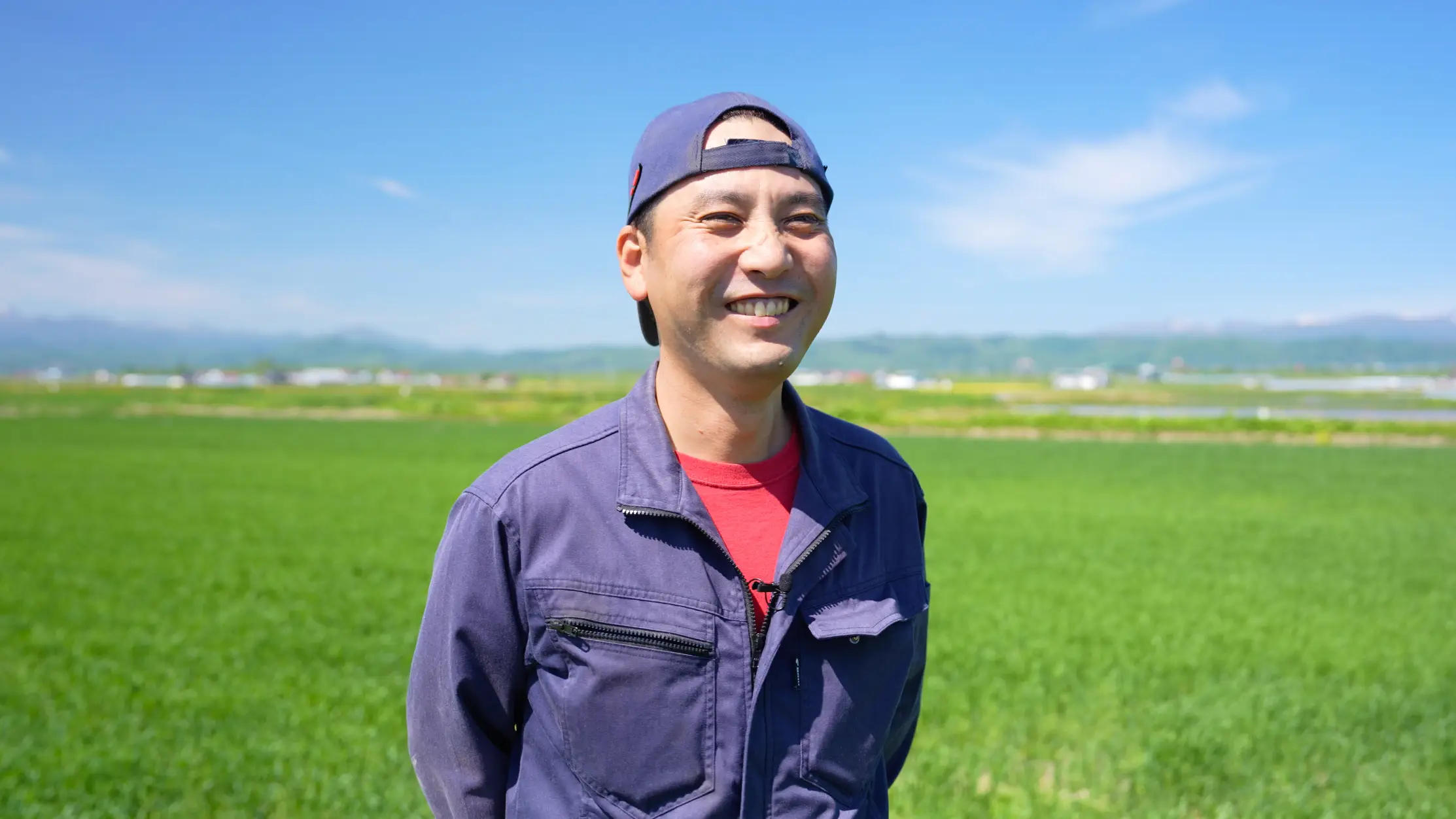 インタビューを受ける榎本さん