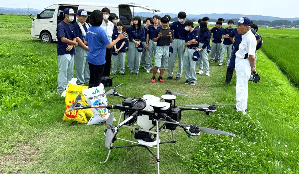 高校生へのドローン散布実演