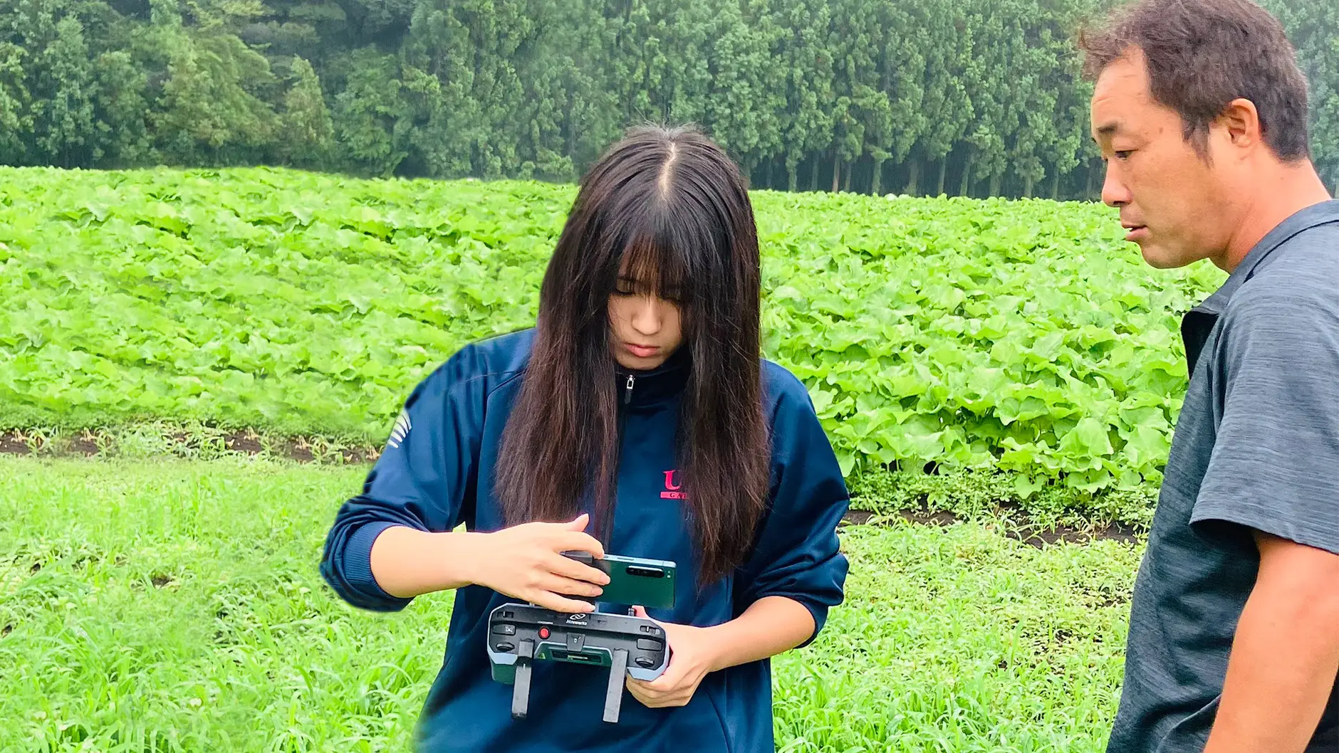 親子共同でドローンの準備をする様子