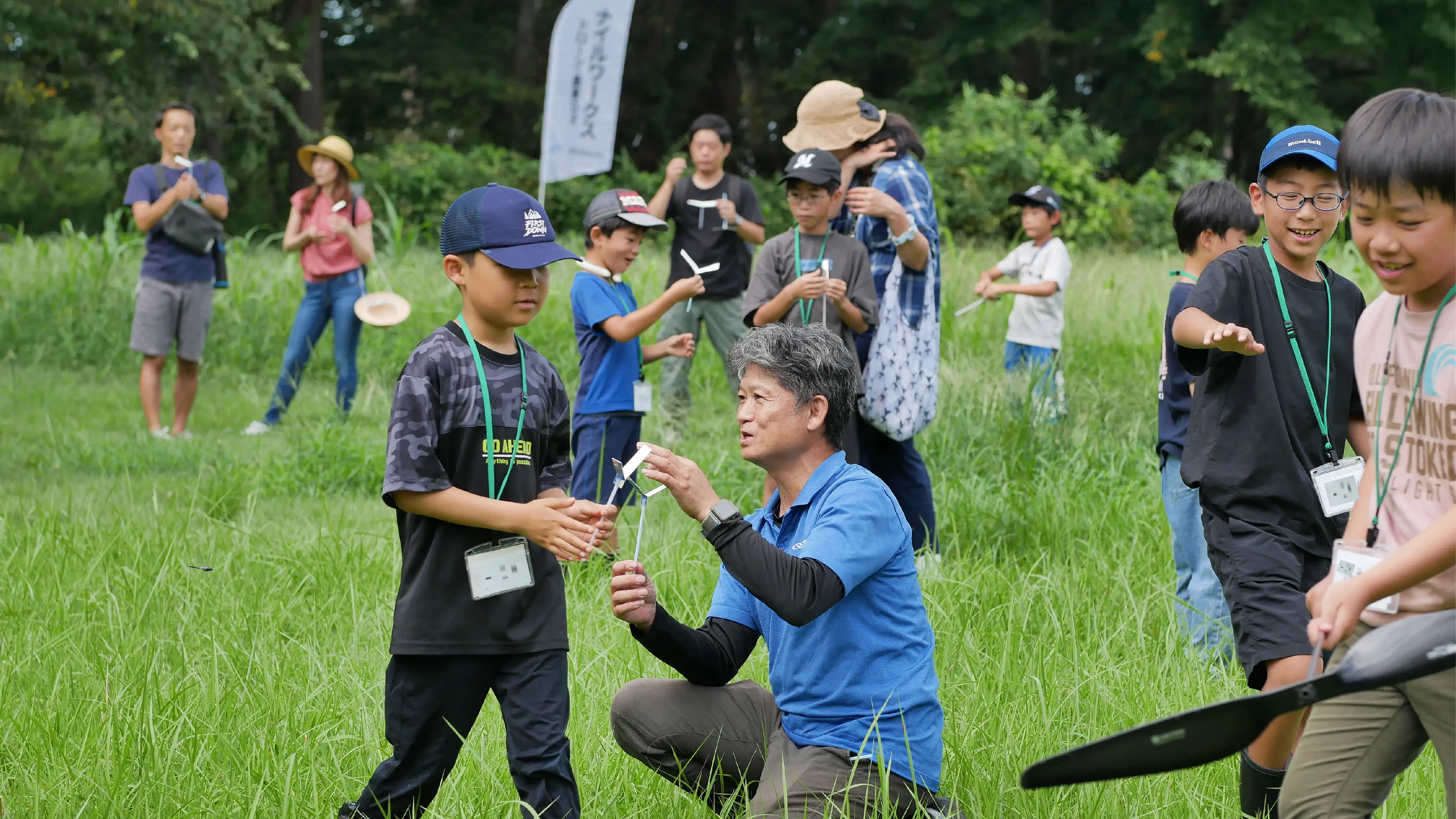 竹とんぼでプロペラの仕組みを学ぶ様子